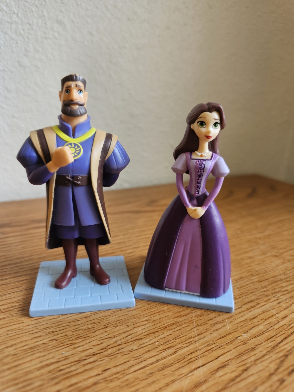 4/$10 Tangled Rapunzel Parents Figures 4 In King Queen Fredric Arianna Disney